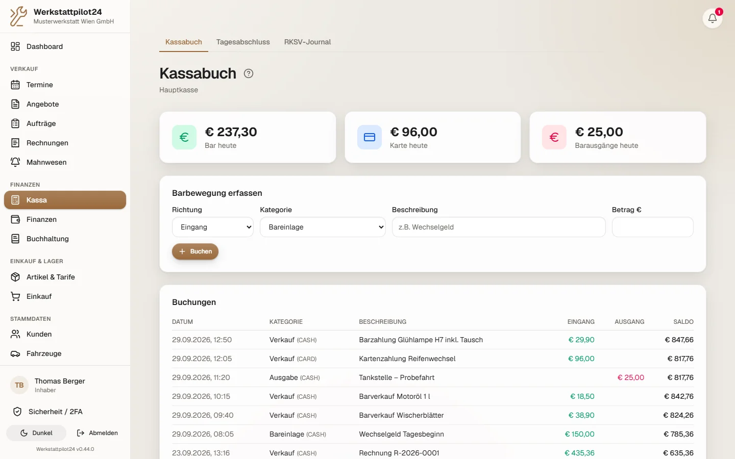 Kassabuch von Werkstattpilot24 mit Tageswerten für Bar und Karte, Buchungen und laufendem Saldo.