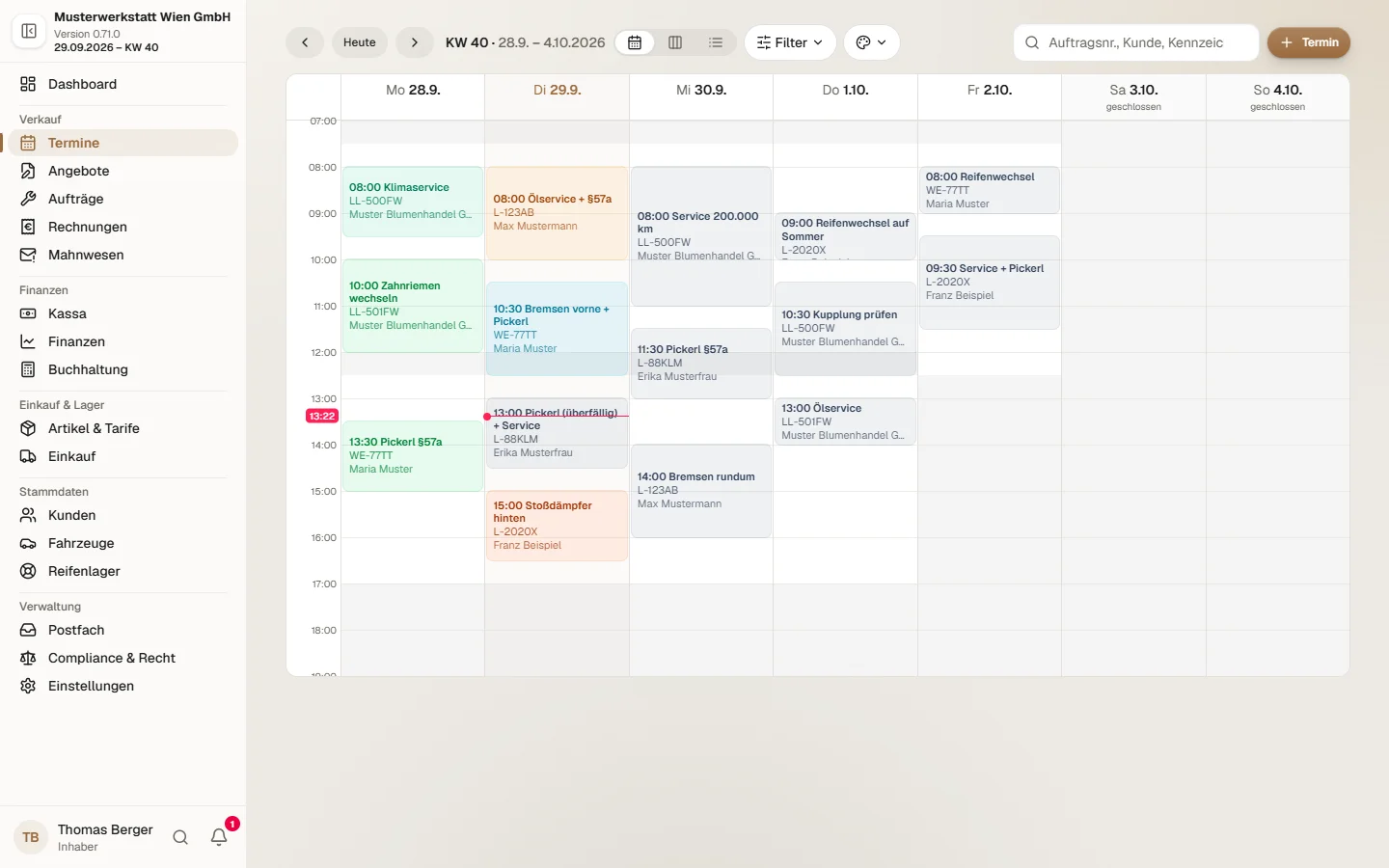 Werkstattkalender in der Wochenansicht mit Terminen je Tag, Statusfarben und der aktuellen Uhrzeit als rote Linie.